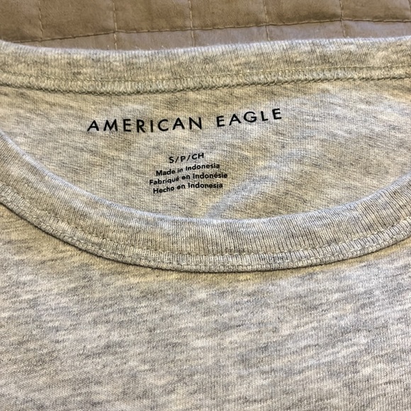 American Eagle T-shirt. Size S - Picture 2 of 3